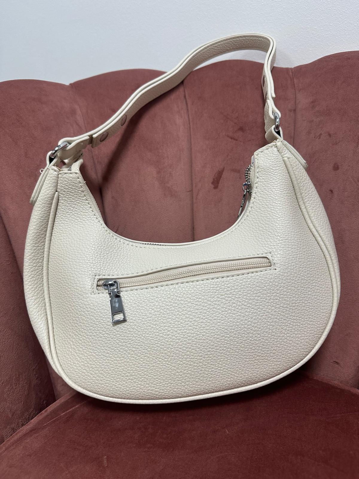 Bolso blanco con tachuelas