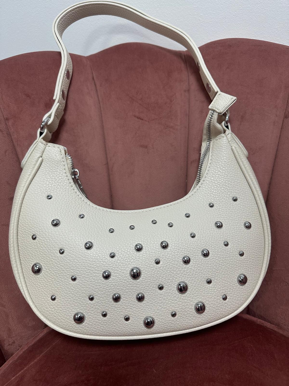 Bolso blanco con tachuelas