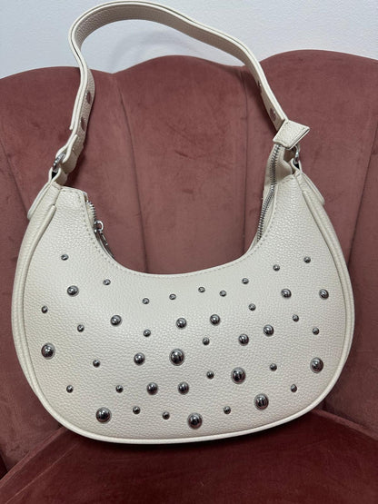 Bolso blanco con tachuelas