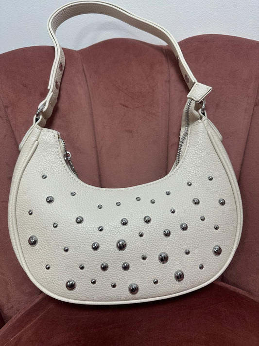 Bolso blanco con tachuelas